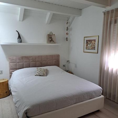 Home White Laives Bagian luar foto