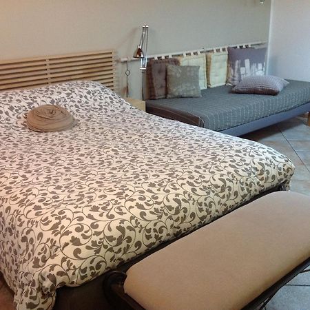 Home White Laives Bagian luar foto