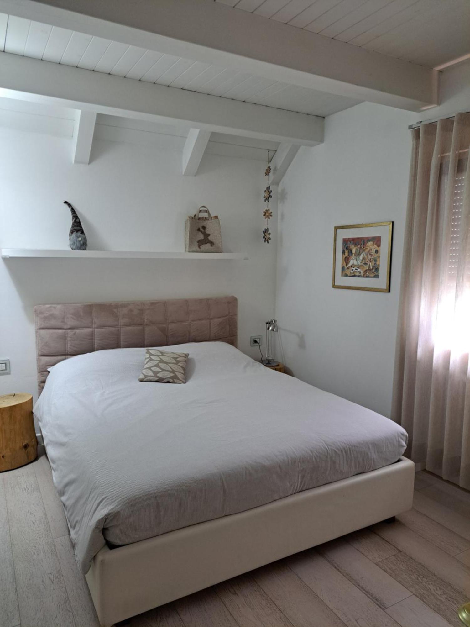 Home White Laives Bagian luar foto