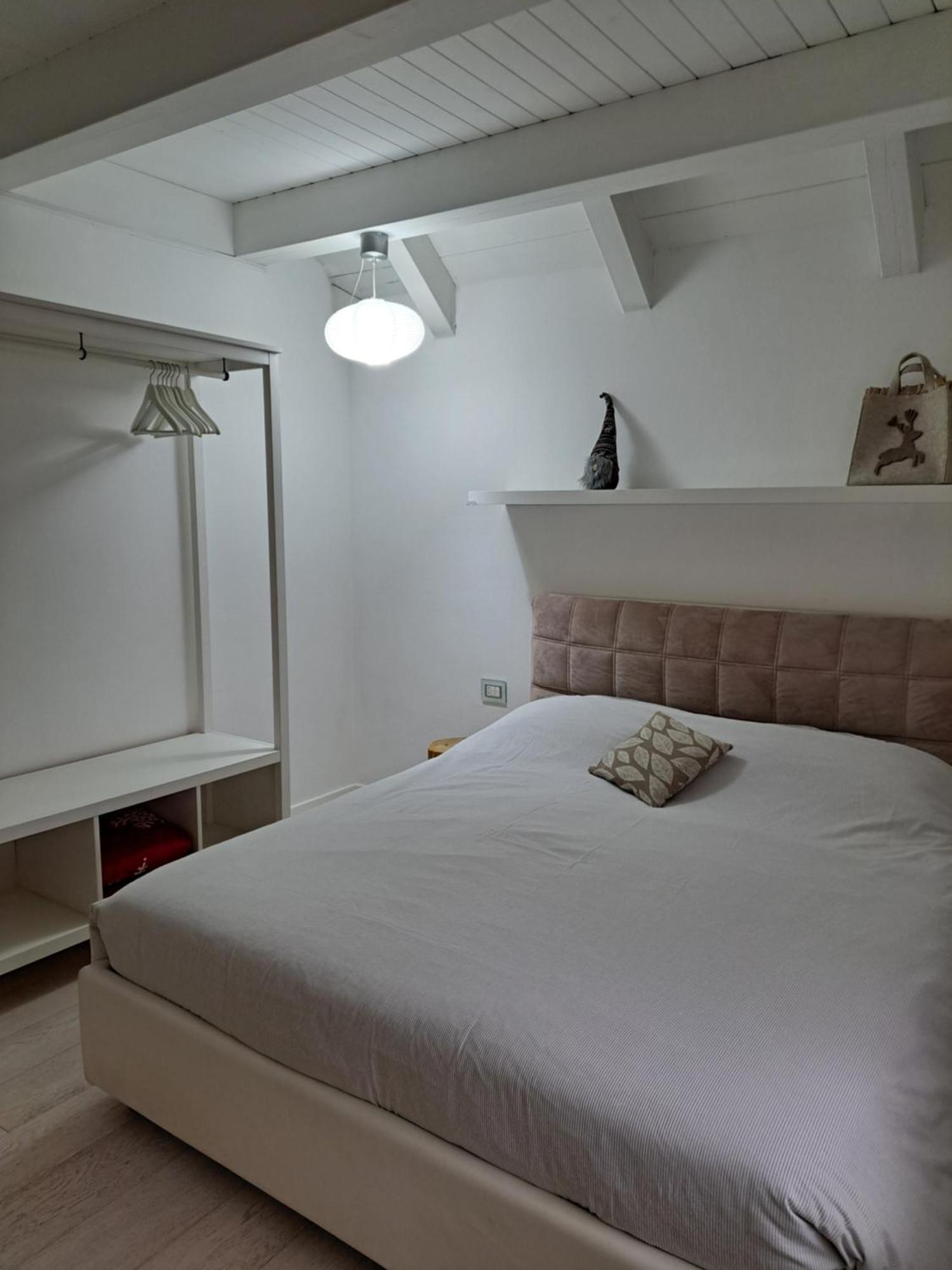 Home White Laives Bagian luar foto