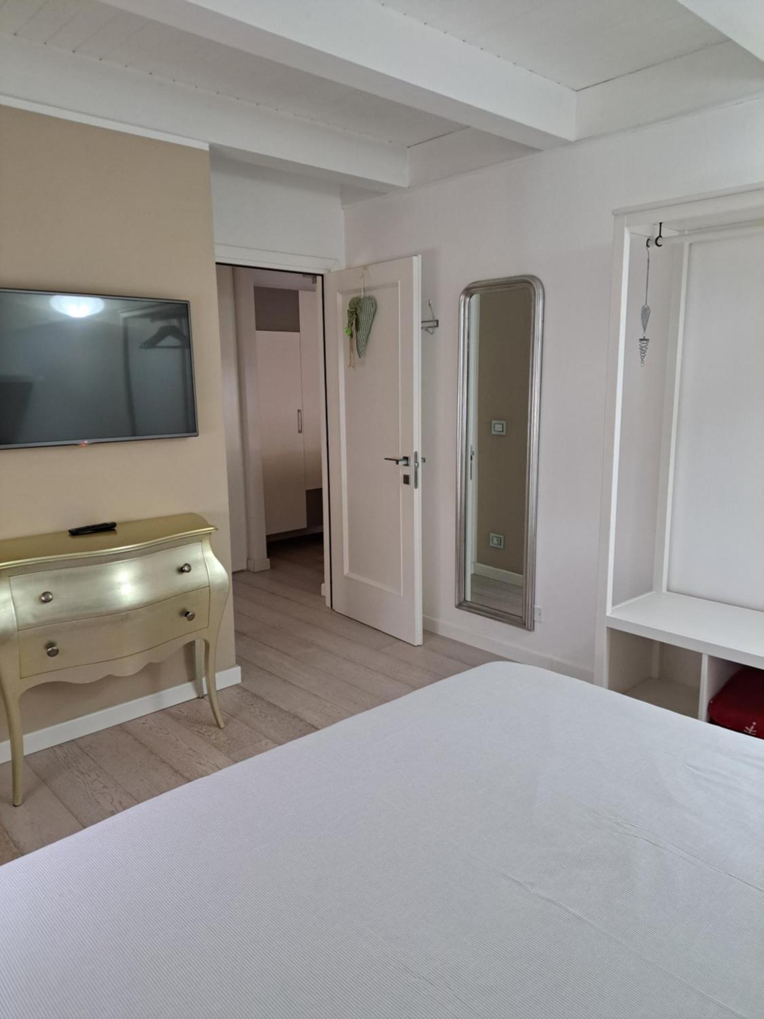 Home White Laives Bagian luar foto